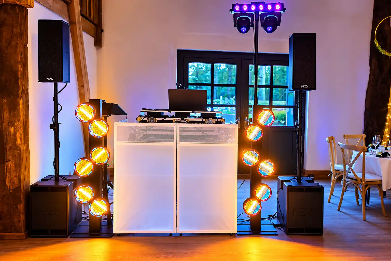 DJ PIT Eventaufbau mit DJ-Pult, Lautsprechern und stimmungsvoller Lichttechnik